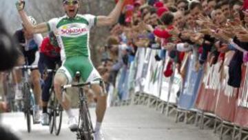 El francés Jonathan Hivert supera a Valverde (con el maillot rojo) y Mollema en la meta de Ubrique.