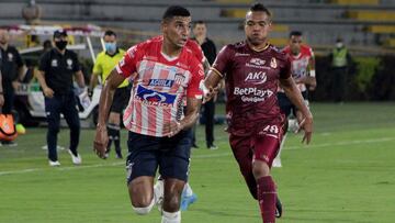 Luis Fernando Miranda del Tolima disputa el balon con Gabriel Fuentes del Junior durante partido entre Deportes Tolima y Junior por la fecha 9.