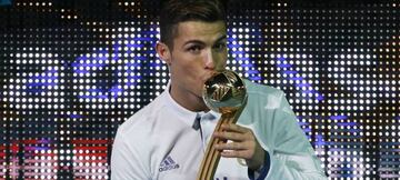 Cristiano besa el trofeo al Mejor Jugador del Mundial de Clubes.