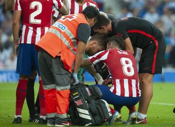  Oblak atendido en el terreno de juego después de recibir un tremendo golpe 