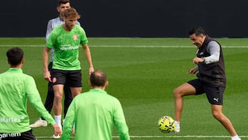 Míchel, en un entrenamiento del Girona.