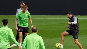 Míchel, durante el entrenamiento de ayer del Girona.