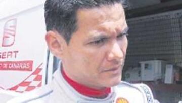 <b>ABANDONÓ. </b>El Seat León de Antonio Ortega volvió a fallar.