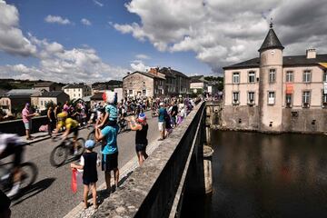 Geraint Thomas y el resto del pelotón cruzan un puente de Brassac.
