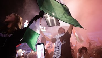 Varias personas protestan durante una concentración contra “un nuevo acto de terrorismo israelí”, en la Puerta del Sol, a 9 de octubre de 2023, en Madrid (España). A raíz de los hechos sucedidos en la Franja de Gaza, diferentes colectivos y movimientos sociales que realizan activismo por los derechos del pueblo palestino han convocado concentraciones para condenar “el apartheid y la limpieza étnica” que Israel está llevando a cabo en los territorios ocupados.
09 OCTUBRE 2023;GUERRA;CONCENTRACIÓN;MANIFESTACIÓN;ISRAEL;PALESTINA;APARTHEID;GENOCIDIO
Diego Radamés / Europa Press
09/10/2023