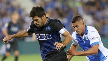 Manu Garc&iacute;a disputa un bal&oacute;n con Gabriel Pires. 