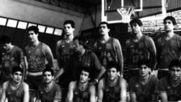 <b>LOS ÚLTIMOS. </b>De izq. a dcha: Fernando Arcega, Antonio Martín, Ferrán Martínez, Juanan Morales, Quique Andreu, Andrés Jiménez, Epi, Jordi Villacampa, José Montero, Nacho Solozábal, José Luis Llorente, José María Margall, Manel Bosch y José Biriukov. En el centro, Antonio Díaz-Miguel.