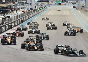 Mala salida de Max Verstappen que fue adelantado por Hamilton. 
