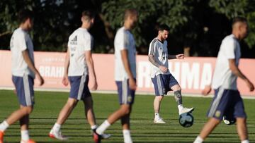 os regenerativos con el PF Luis Martín. Los demás hicieron un ensayo de fútbol formal reducido con el apoyo de los sparrings.