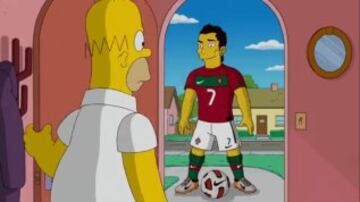 El astro portugués tuvo una breve incursión en la serie. En una campaña de ropa deportiva, CR7 tocó la puerta de Homero, quien lo recibió con asombro. El jugador del Real Madrid le hizo un túnel y de inmediato sonrió a la cámara, muestra clara que hasta en dibujos animados el portugués denota su carisma.