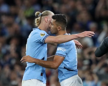 Rodri, vuelve a jugar un partido oficial ocho meses despus de romperse el cruzado. En la imagen con Erling Haaland. El  noruego fue sustuido por el actual Baln de Oro.