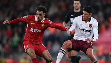 Edson Álvarez es expulsado contra el Liverpool