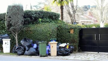 GRAF4403. VILLANUEVA DE LA CAÑADA, 02/01/2021.- La Policía Municipal de Villanueva de la Cañada ha identificado a 23 personas que presuntamente participaban en una fiesta ilegal desde Nochevieja en una vivienda de la urbanización Villafranca del Castillo del municipio, tras el aviso de vigilantes y de una vecina de trasiego de vehículos y música en la zona. EFE/Víctor Lerena