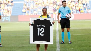 Guacimara Sosa, presidenta de la Federación de Peñas de Las Palmas, ofrece el premio como mejor afición de Segunda la temporada pasada.