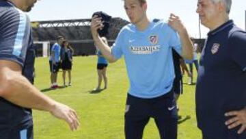Oblak junto a Villalón y Vercellone.