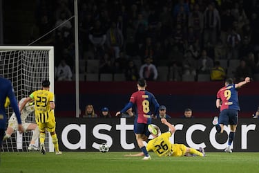 Otra vez el polaco. Fermín espero cuando Raphinha parecía en una posición ideal y la dejó atrás hacia el delantero, que no falló.