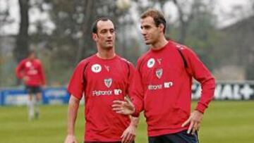 <b>BUSCANDO INSPIRACIÓN. </b> Etxeberria y Ion Vélez charlan durante el entrenamiento de ayer.
