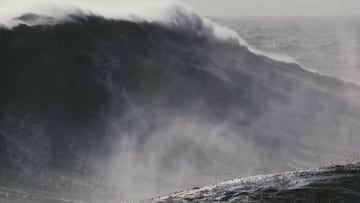 La ola gigante que podría ser la mayor ola jamás surfeada en la historia por parte de Lucas 'Chumbo' Chianca, en Praia do Norte, Nazaré (Portugal), el 24 de febrero del 2024.