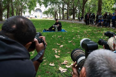 El español Carlos Alcaraz posa con el trofeo de la Norman Brookes Challenge Cup en el Royal Exhibition Building.