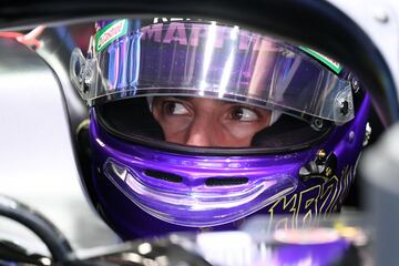 El piloto australiano de Renault F1 Team, Daniel Ricciardo, está utilizando un casco en los test de Fórmula 1 con el que quiere homenajear a la leyenda de Los Ángeles Lakers.