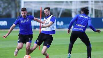 Areso, a la izquierda, es uno de los jugadores con más opciones de salir.