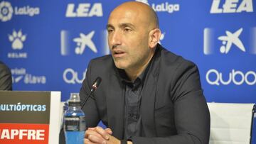 Abelardo habla durante la rueda de prensa de la renovación de Manu García.