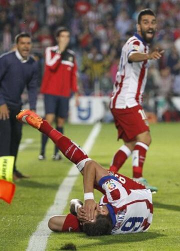 Manotazo de Aléxis sobre Mandzukic 