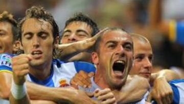 <b>EUFORIA DESATADA. </b>Walter Pandiani se despojó de la camiseta nada más marcar. Se abrazó a sus compañeros y a algunos aficionados.