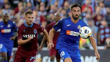 GRAF5113. GETAFE (MADRID), 19/09/2019.- El delantero del Getafe Enric Gallego (d), y el defensa checo del Trabzonspor Filip Novak, durante el partido de la fase de grupos de la Liga Europa que se disputa esta tarde en el Coliseo Alfonso Pérez en Ge