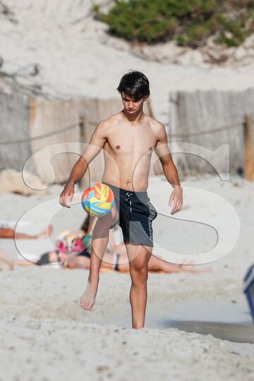 El jugador portugués disfruta de las maravillosas playas ibicencas en compañía de un nutrido grupo de amigos mientras espera decidir su futuro.