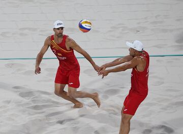 La pareja española ha perdido en cuartos ante los noruegos por 16-21 y 17-21. La superioridad nórdica ha estado presente durante todo el partido. Ovación para Pablo Herrera y Adrián Gavira tras cuatro Juegos Olímpicos juntos en el que probablemente sea el último partido de Herrera. 