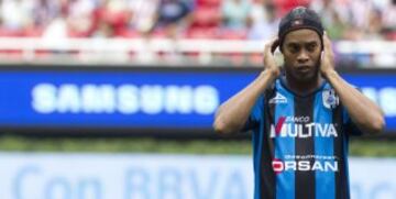 Ronaldinho en un partido frente a Chivas