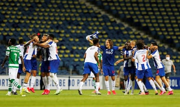 Matheus Uribe y Luis Díaz consiguieron con el Porto el título de la Primeira Liga al vencer 2-0 al Sporting de Lisboa. Los dirigidos por Sergio Conceicao pudieron celebrar faltando dos jornadas por disputarse. 