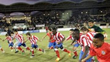 <b>VENCEDORES. </b>Todos los jugadores del Atlético posan con el trofeo que les acredita como campeones del torneo.