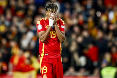 A pesar del gol, Lamine Yamal, no tuvo mucha suerte en la tanda de penaltis. Bart Verbruggen, portero del Brighton & Hove Albion F. C., atajó el lanzamiento desde los once metros del español. 
