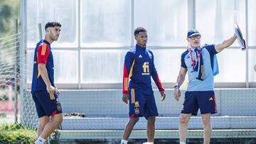 Ansu Fati, con Luis de la Fuente y Asensio en un entrenamiento.