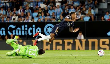 Jugada del penalti. Iván Villar sale a por balón, Rodrygo llega antes  y el portero del Celta derriba al delantero brasileño.