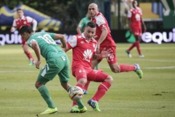 Luis Carlos Arias (derecha) disputa un balón con Stalin Motta.