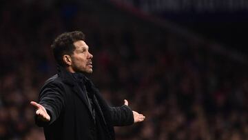 Atletico Madrid's Argentinian coach Diego Simeone gestures during the Spanish league football match Atletico Madrid vs Real Madrid at the Wanda Metropolitan stadium in Madrid on November 18, 2017. / AFP PHOTO / PIERRE-PHILIPPE MARCOU