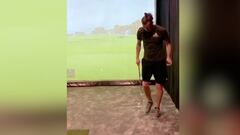 Real Madrid: Bale freestyles with a golf ball in lock down