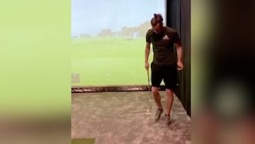 Real Madrid: Bale freestyles with a golf ball in lock down