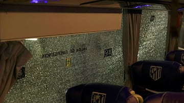 Una de las lunas rotas en el autobús del Atlético en su camino hacia el Camp Nou para el partido de ida de cuartos de final de la Champions League.