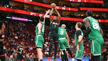 Kevin Durant lanza en suspensión defendido por Luka Garza y Derrick White.