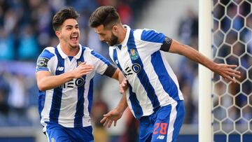 Porto's Brazilian defender Felipe (R) is congratulated by teammate midfielder Andre Silva after scoring the opening goal during the Portuguese league football match FC Porto vs Rio Ave FC at the Dragao stadium in Porto on January 21, 2017.
Porto won the match 4-2. / AFP PHOTO / MIGUEL RIOPA
