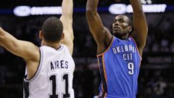 Serge Ibaka lanza a canasta ante Jeff Ayres. El español tuvo una buena actuación y logró 14 puntos.