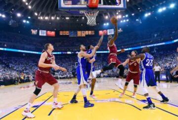 LeBron James penetra entre la maraña defensiva de los Warriors, que una vez más impidió que el 23 de los Cavs sacara lo mejor de su repertorio.