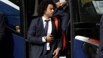 Marcelo lleva su mochila cargándola sobre su hombro izquierdo para proteger el derecho tocado en su llegada a Roma.