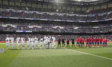 Los equipos saludan desde el centro del campo. 