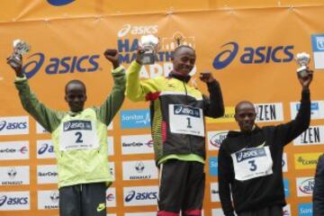 Los kenianos Morris Gachaga en el centro de la imagen, John Kipsang Lotiang en la izquierda y Philip Koech en el podio tras conseguir hoy el primero, segundo y tercer puesto, respectivamente, en el ASICS Medio Maratón de Madrid. 