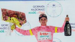 El ciclista belga Jarno Widar posa con la maglia rosa de líder tras la tercera etapa del Giro de Italia sub-23.